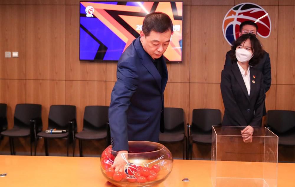 “不太喜欢交朋友”的阿耀与自己心爱的摩托车一起，从南澳岛故乡旷野中的特技表演，到蜿蜒山路的风速疾驰，再到繁华都市万众瞩目下亦真亦幻的飞越——阿耀的亲情友情爱情，就在这趟故乡到大城市的漂泊之旅中一一展开